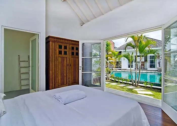 Batu Bolong Hotel 4*